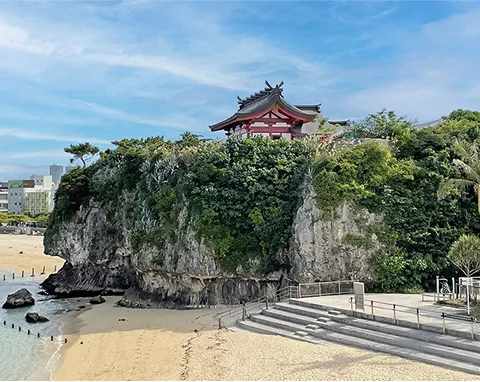 波上宮と波の上ビーチ｜ワイズエステムコート旭橋駅ザ・ウェスト