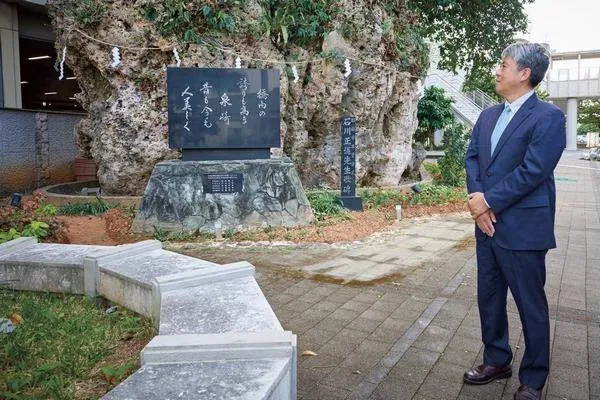 仲島の大石と歌碑
