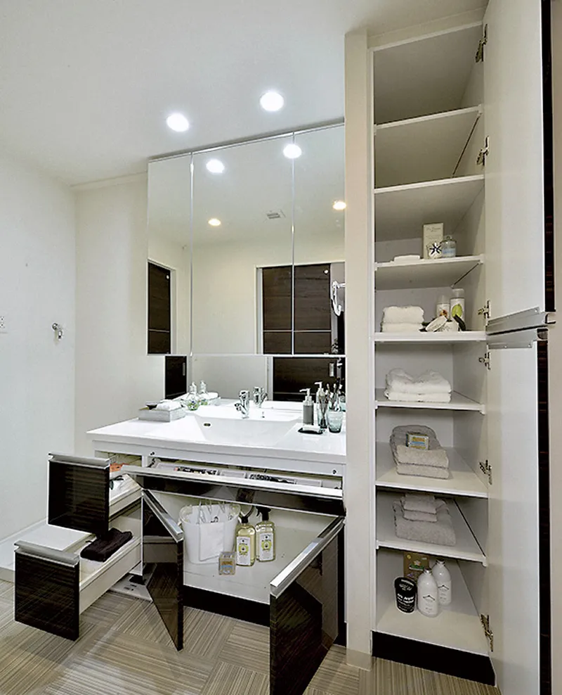 洗面室収納（リネン庫）　ワイズエステムコート The Okinawa 県庁前